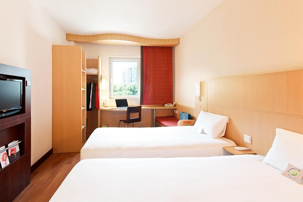 Ibis Ningbo Qianhu Plaza Hotel Bagian luar foto