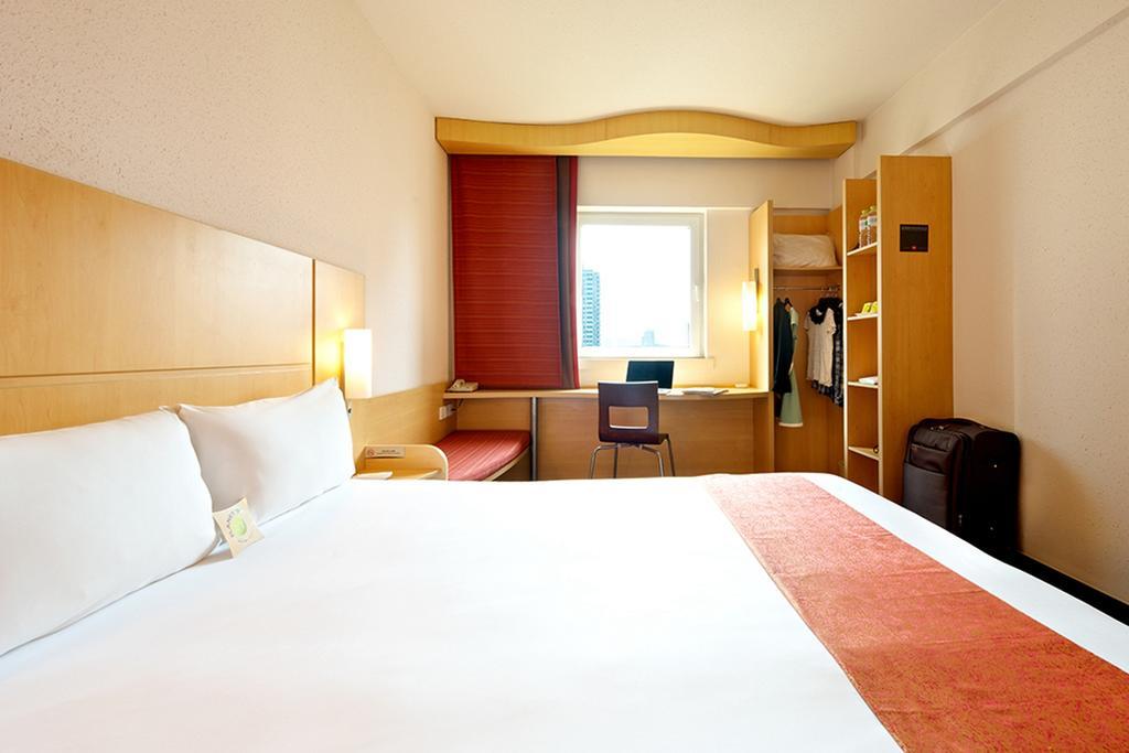 Ibis Ningbo Qianhu Plaza Hotel Bagian luar foto