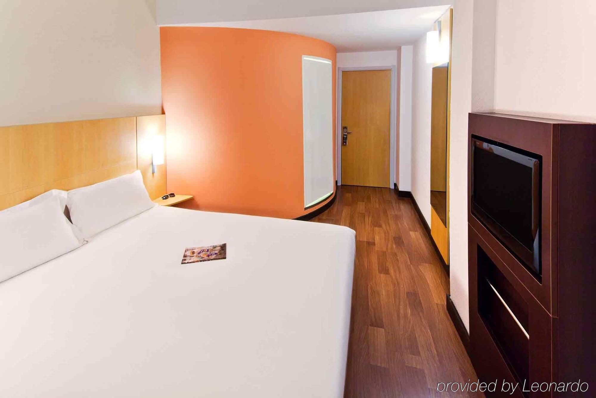 Ibis Ningbo Qianhu Plaza Hotel Bagian luar foto