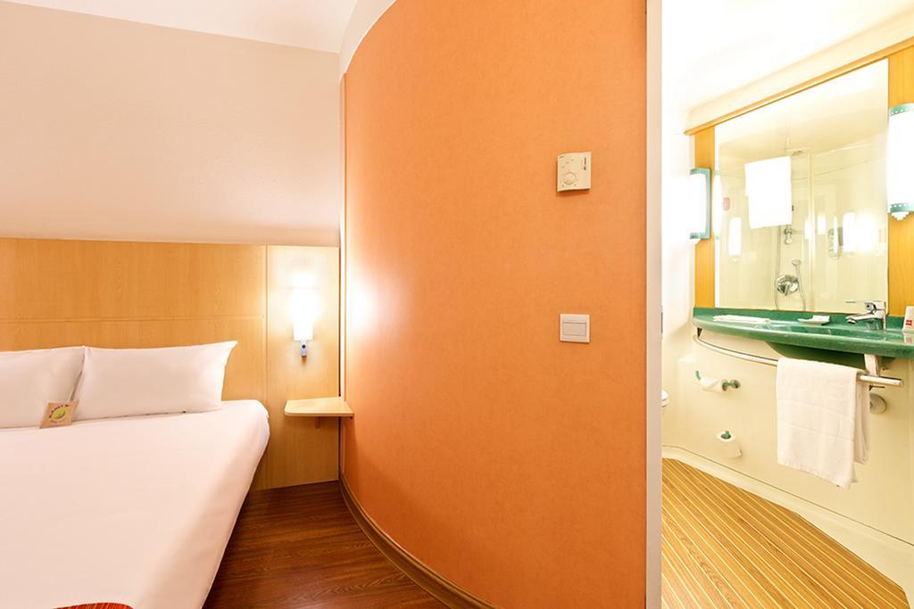 Ibis Ningbo Qianhu Plaza Hotel Bagian luar foto