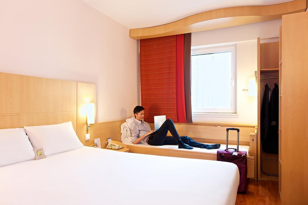Ibis Ningbo Qianhu Plaza Hotel Bagian luar foto