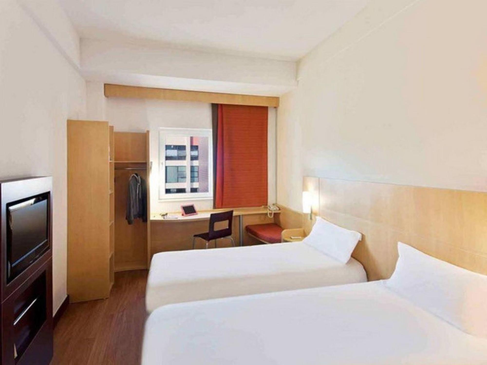 Ibis Ningbo Qianhu Plaza Hotel Bagian luar foto