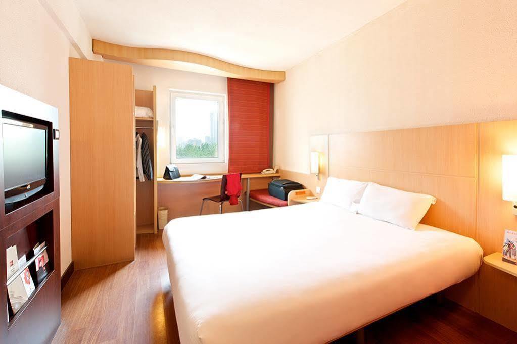 Ibis Ningbo Qianhu Plaza Hotel Bagian luar foto
